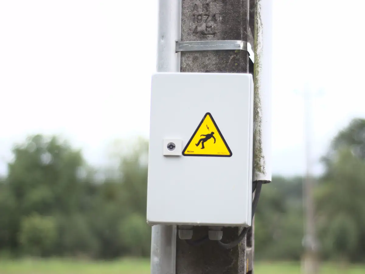Anschlusskasten an einem Mast