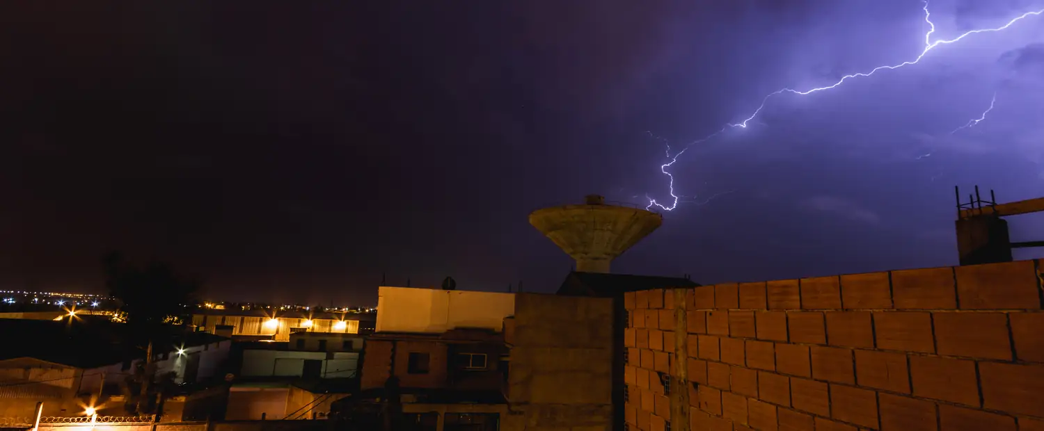Gewitter über einer Stadt