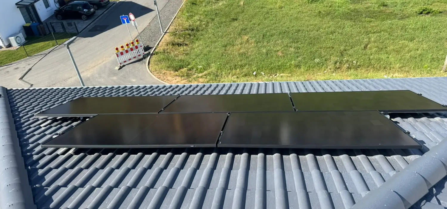 Photovoltaikanlage auf einem gewerblichen Zeltdach
