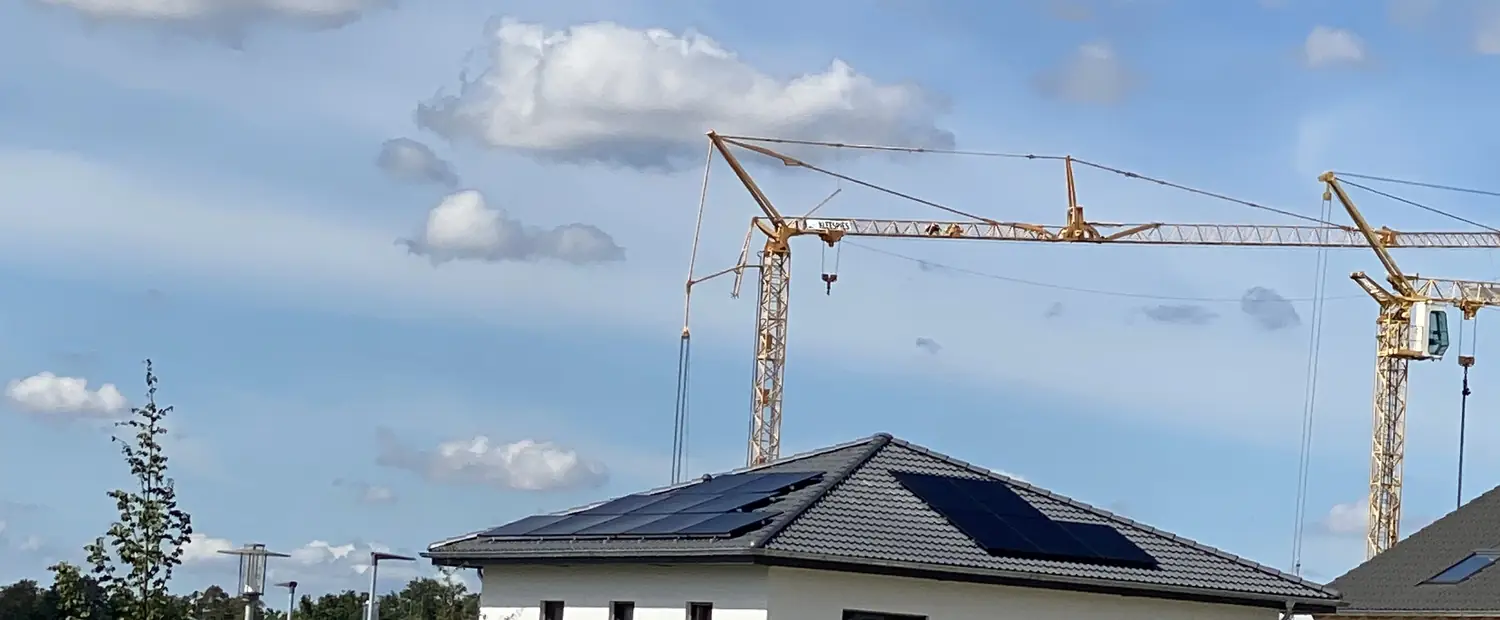 Wohnhaus mit fertiger Photovoltaikanlage