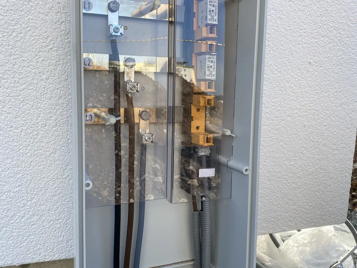 Ladepunkt mit Zuleitung und Absicherung