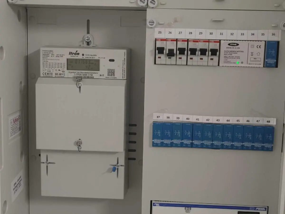 Elektrische Verteilung mit Reihenklemmen