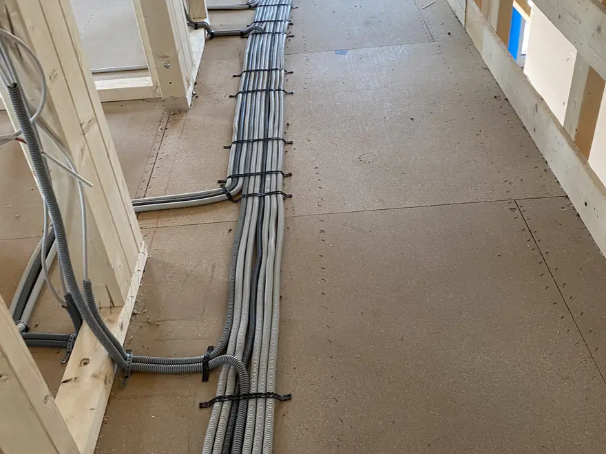 Elektroinstallation im Rohbau eines Einfamilienhauses