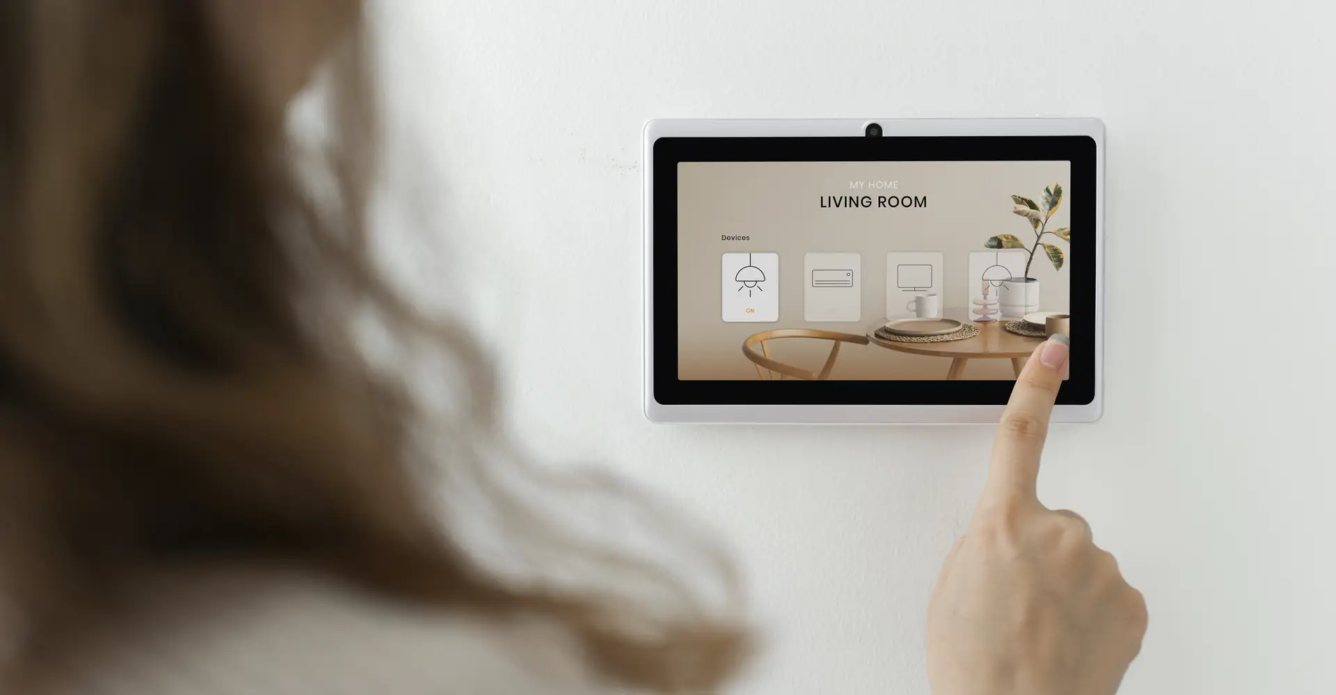 Bedienpanel eines Smart-Home-Systems an der Wand