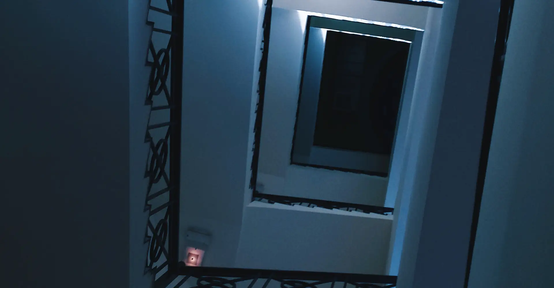 Blick in ein Treppenhaus bei Nacht