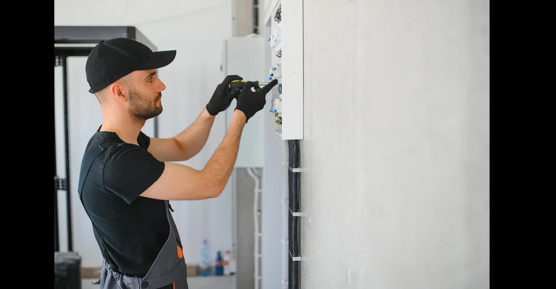 Elektriker bei der Arbeit an einer Verteilung