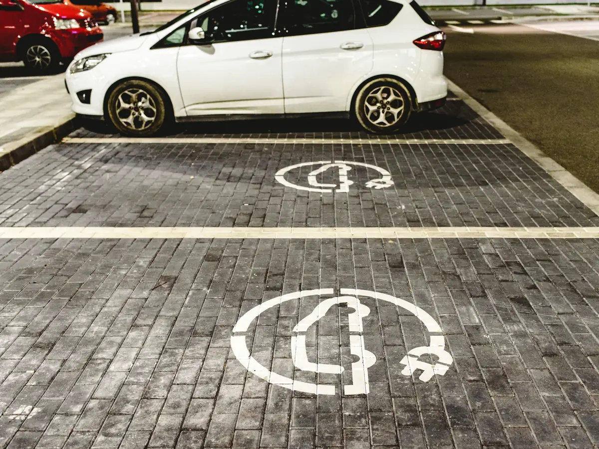 Ladeplätze für Elektrofahrzeuge auf einem Parkplatz