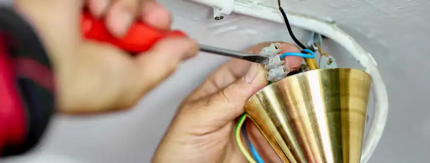 Elektriker Elektriker montiert eine alte Lampe