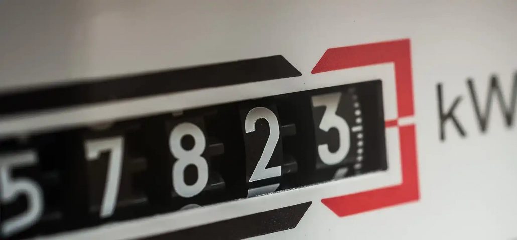 Stromzähler mit Ausschnitt vom Zählwerk der kw/h