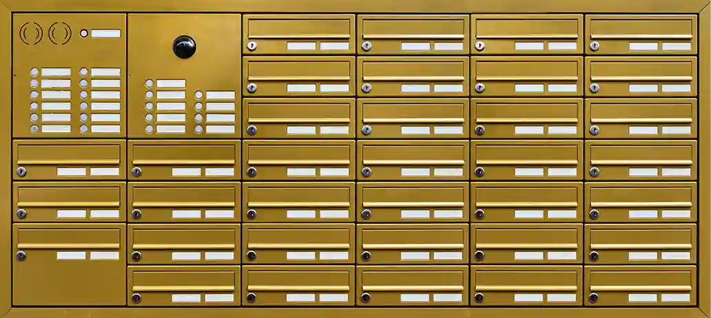 Briefkastensystem in Hanau messingfarbene Anlage mit Briefkästen, Klingel und Videosprechanlage