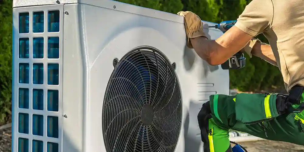 Wärmepumpe Elektriker installiert eine Wärmepumpe